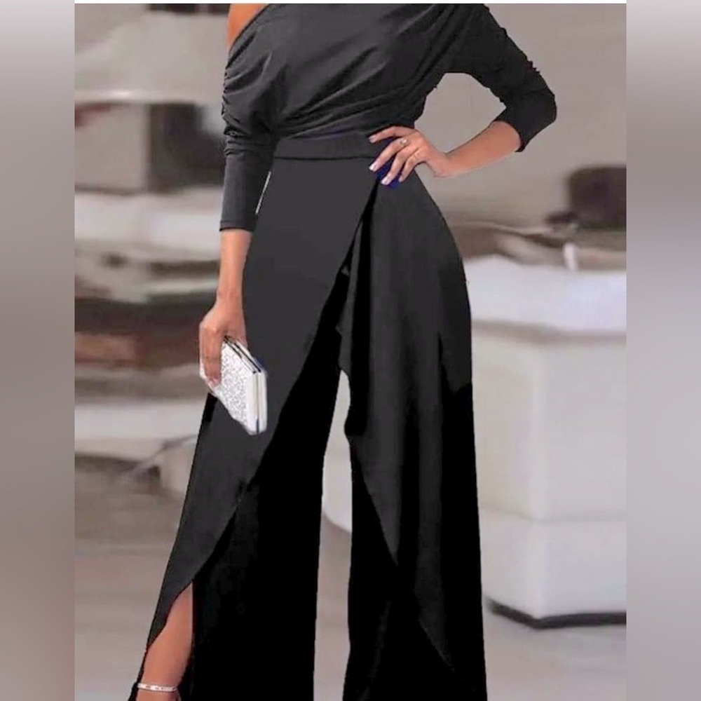 Dress jumpsuit in black.
1 XL